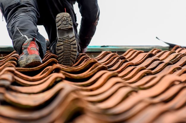 Das Dachdeckerhandwerk hat mit einem neuen Tarifvertrag neue Mindestlöhne bis 2028 festgelegt.